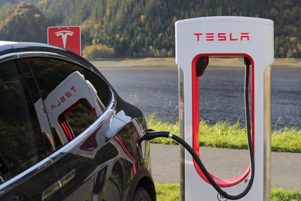 Tesla: Tra Ambizioni Stratosferiche e Sfide Terrene Tesla: Tra Ambizioni Stratosferiche e Sfide Terrene