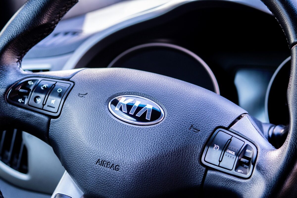 Kia Stonic si rinnova: prezzi, allestimenti e l’introduzione dell’ibrido nella nuova gamma Kia Stonic si rinnova: prezzi, allestimenti e l’introduzione dell’ibrido nella nuova gamma