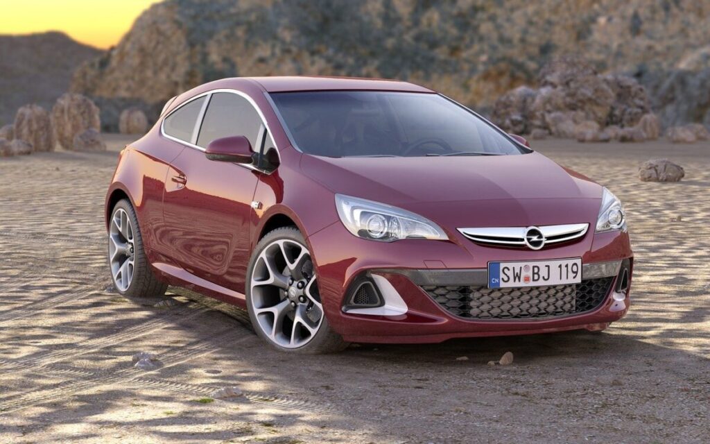 Opel Astra rinnovata: scopri la compatta con motore ibrido plug-in Opel Astra rinnovata: scopri la compatta con motore ibrido plug-in