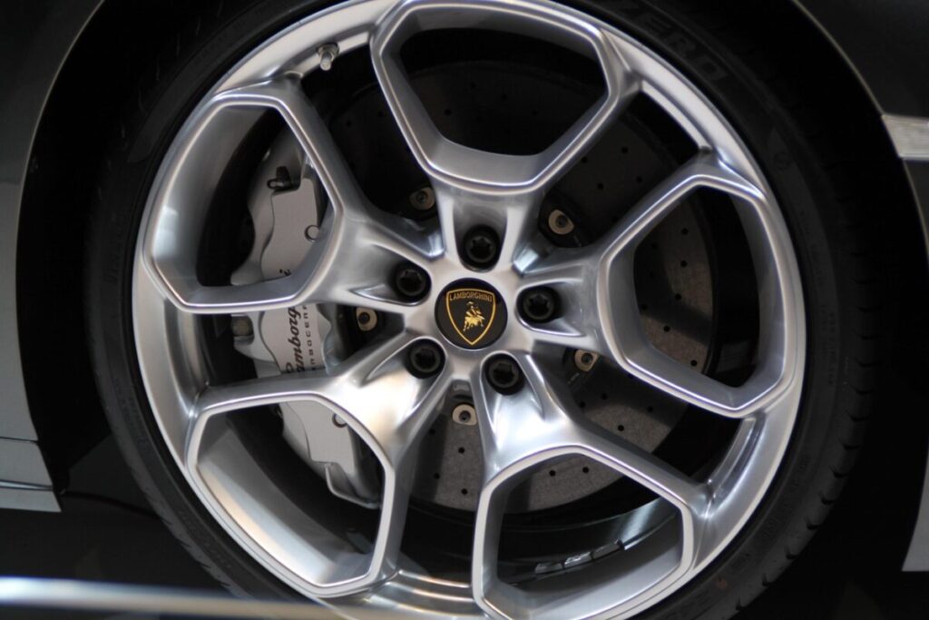 Lamborghini Fenomeno Roadster: esclusività su quattro ruote per sei milioni di euro Lamborghini Fenomeno Roadster: esclusività su quattro ruote per sei milioni di euro